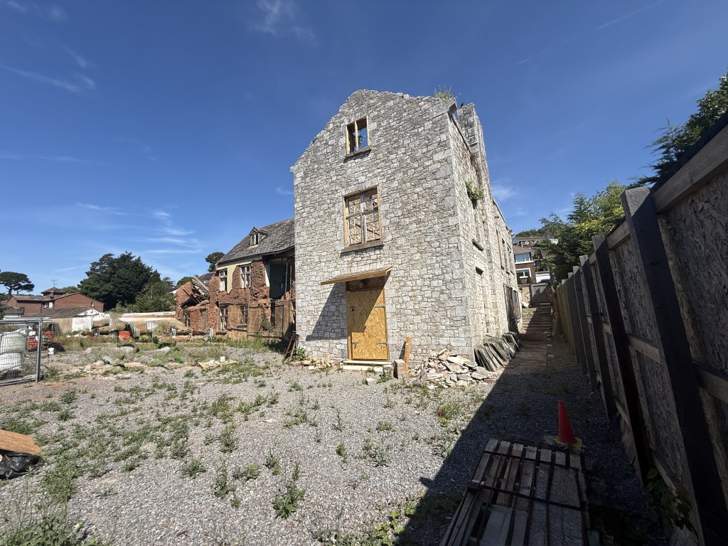 Lot: 198 - FORMER HISTORIC SITE FOR RESIDENTIAL DEVELOPMENT WITH PLANNING FOR SEVEN DWELLINGS - Photo of Vicarage
